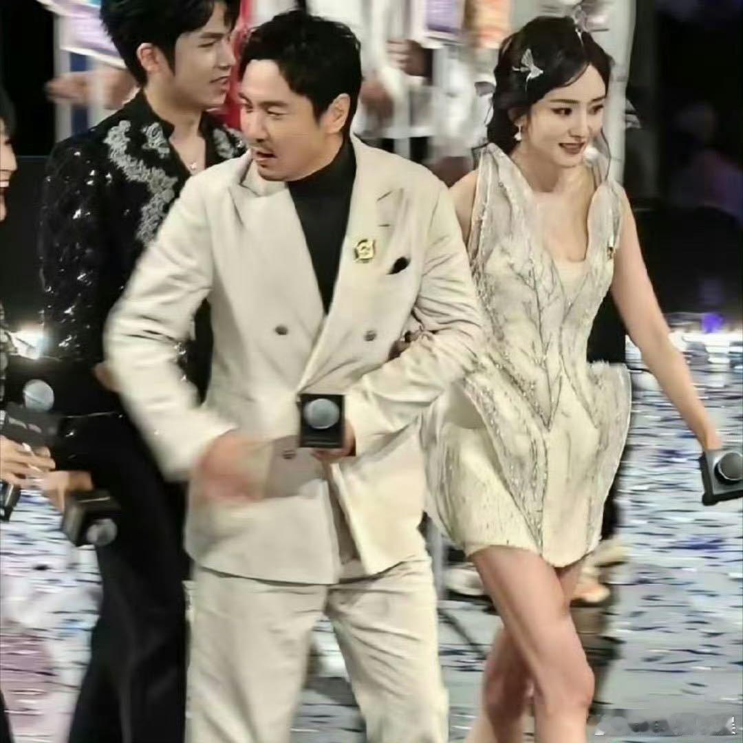 看杨幂沈腾无法保持苹果肌扁平这对搭档最厉害的地方在于，他们不用刻意搞笑，光是站那