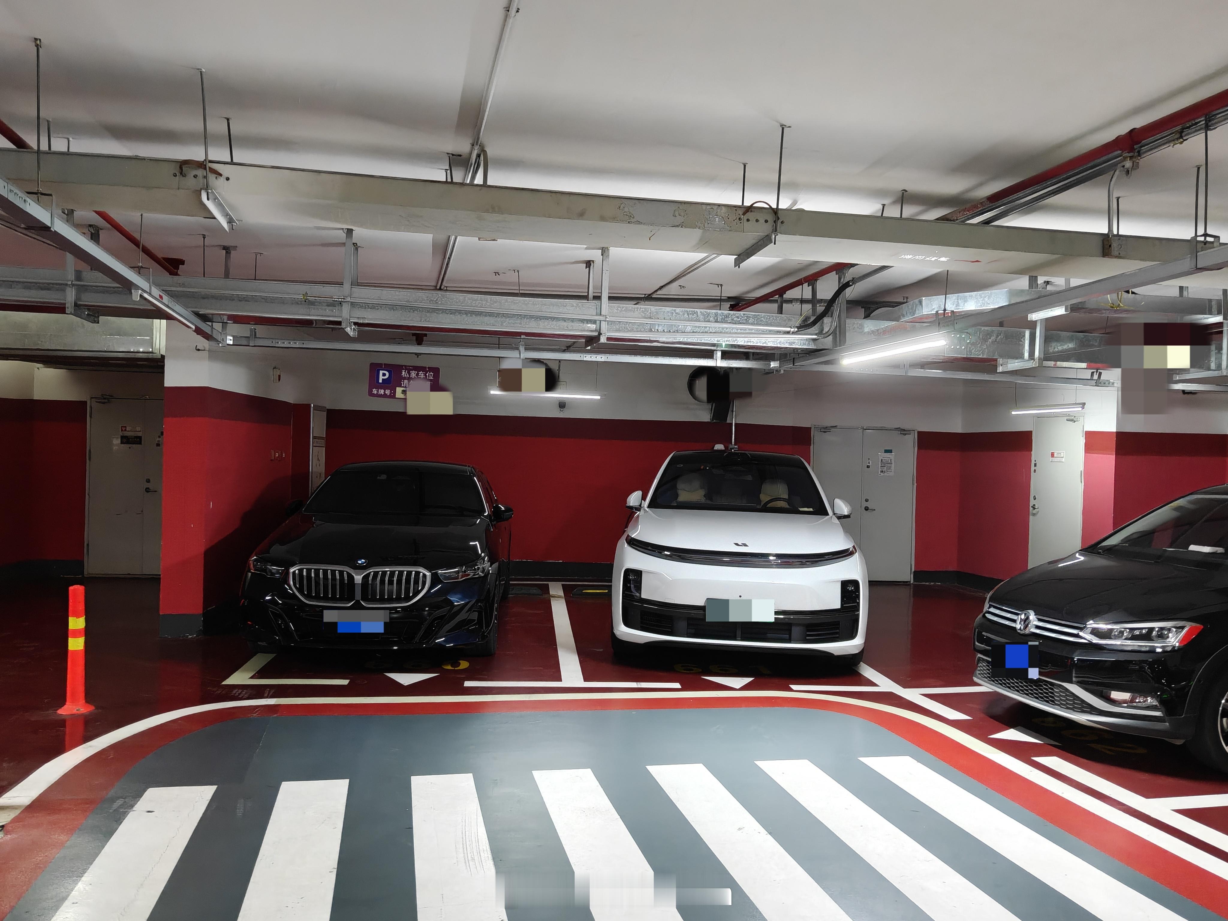 中国好邻居，模范停车案例。主驾开门也绝不遮挡，也不会开门杀。 