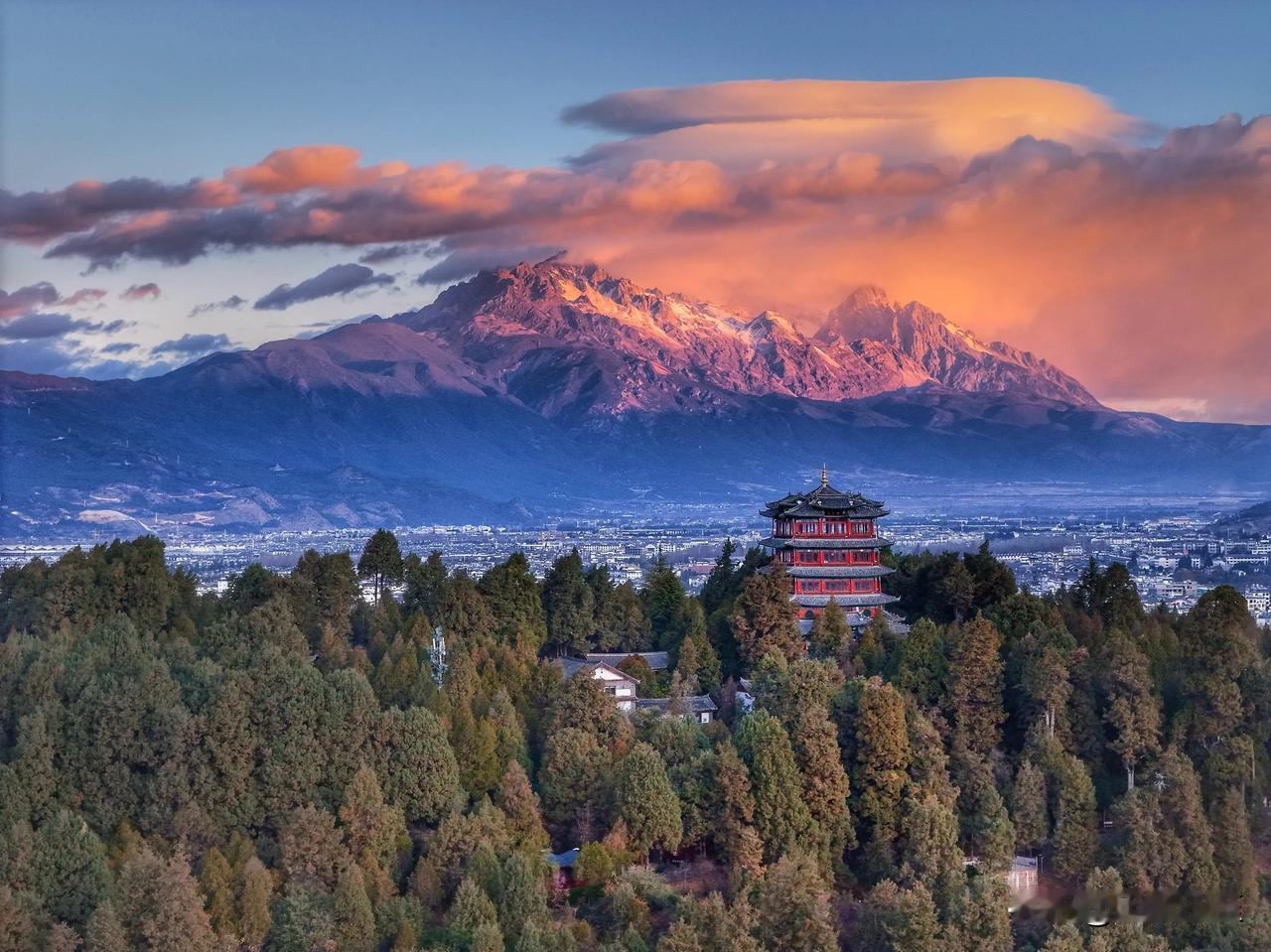 今晨之玉龙雪山，宛若玉龙加冕，祥瑞蒸腾，硕大的帽子云如王冠般庄严地扣在峰顶，驱车