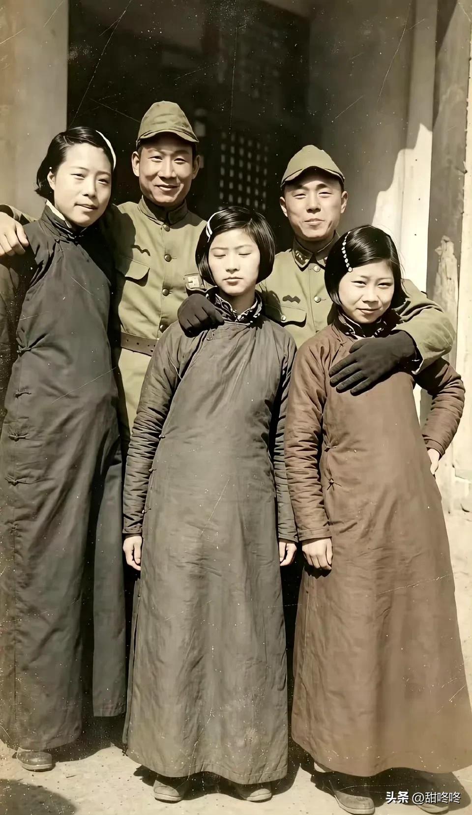 一张屈辱的老照片
照片里的妇女被胁迫与鬼子合影，脸上还挂着没擦干的泪痕，却要扯出