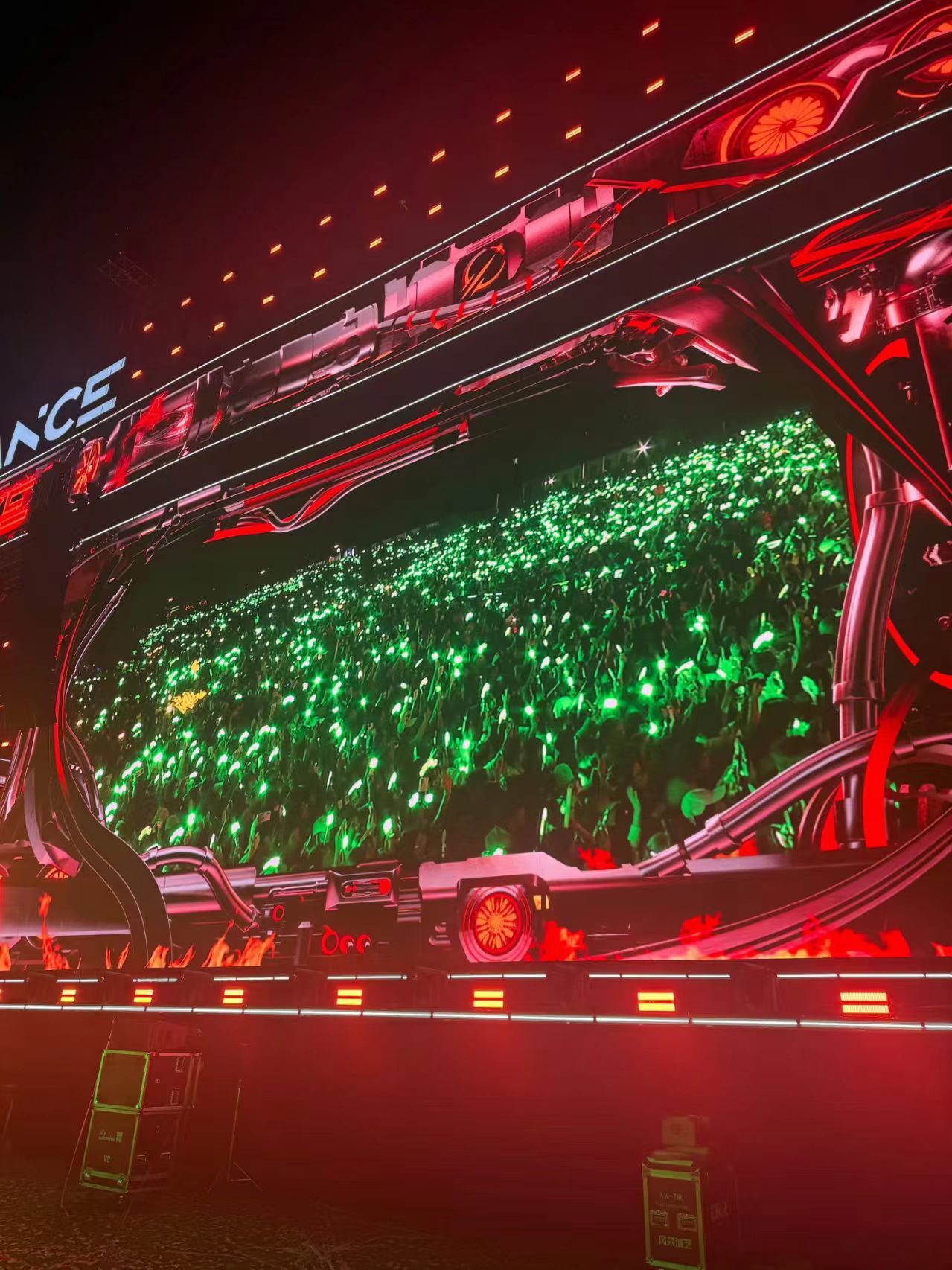 王源音乐节一整片绿海绿海如约，浪漫不止，南宁音乐节一整片绿意翻涌，荧光与歌声交织