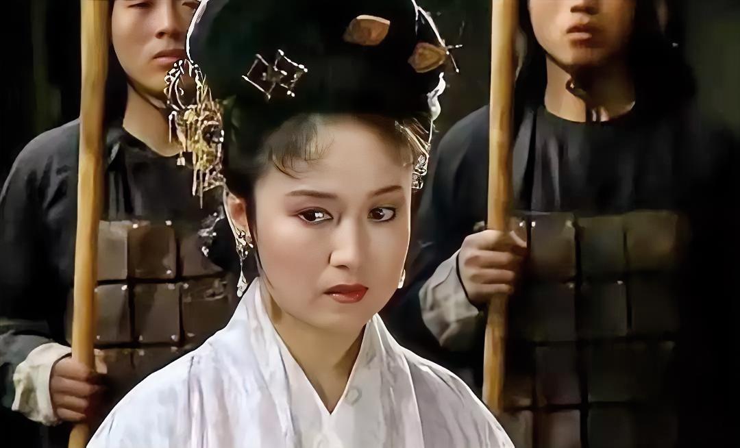 公元198年，曹操遇见了大将军何进的儿媳尹夫人，看着美艳动人的尹夫人，曹操一阵心