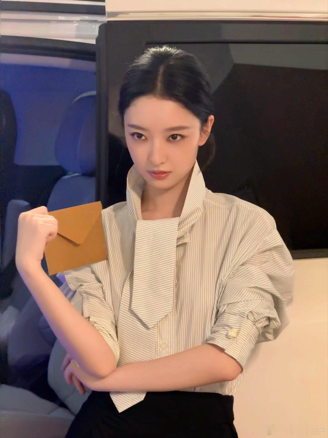 杨舒伊白衬衫造型好高级杨舒伊这件BV白衬衫穿得太高级了，千金小姐即视感拉满，中戏