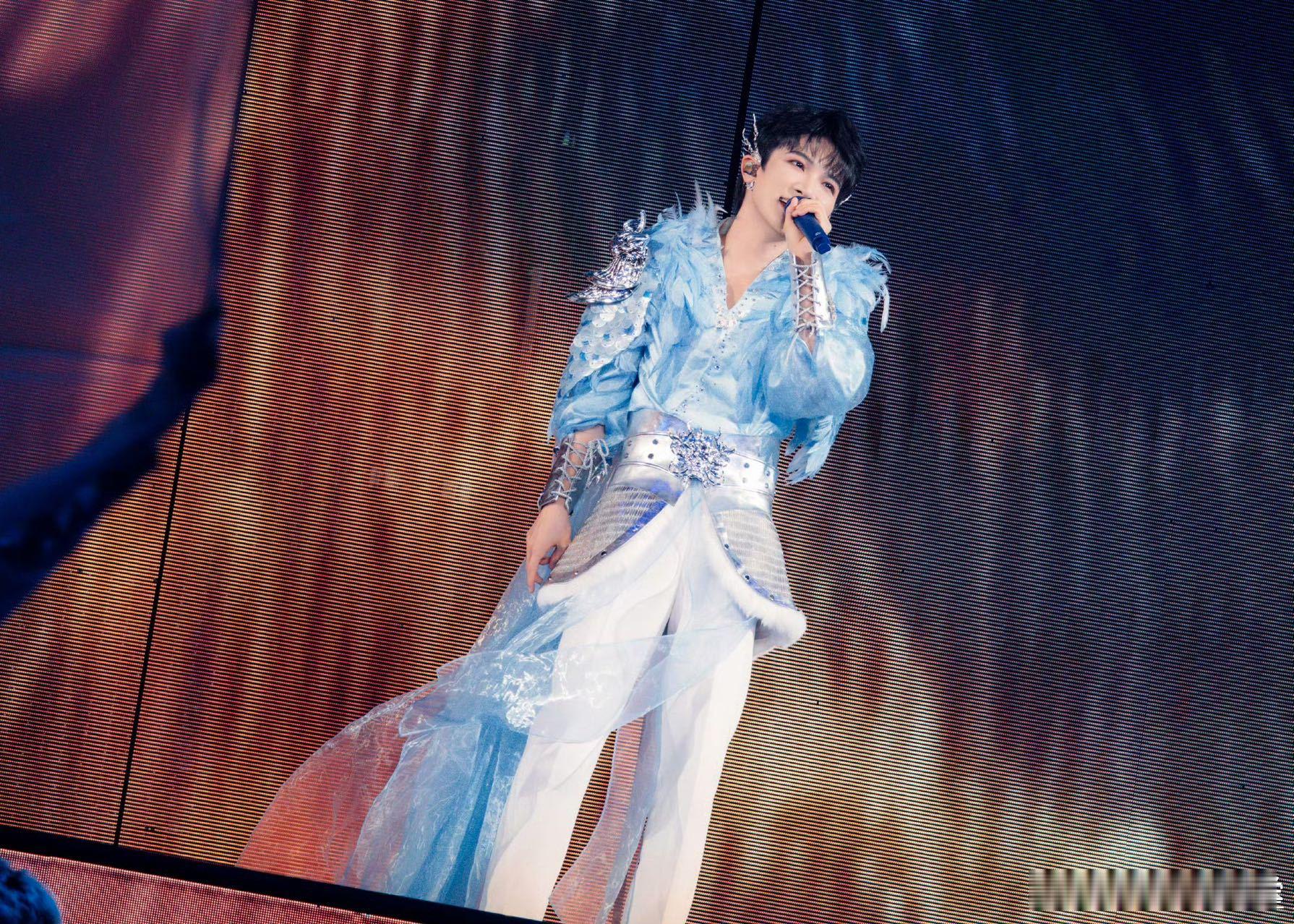 周深跨年直播周深这排面直接赢麻了！首位登启德体育主场馆的内地歌手开跨年演唱会，线