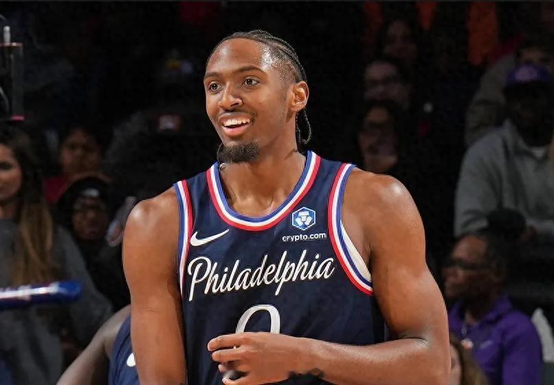 12月3日NBA常规赛，76人主场121-102轻取奇才。马克西状态火热，单节轰