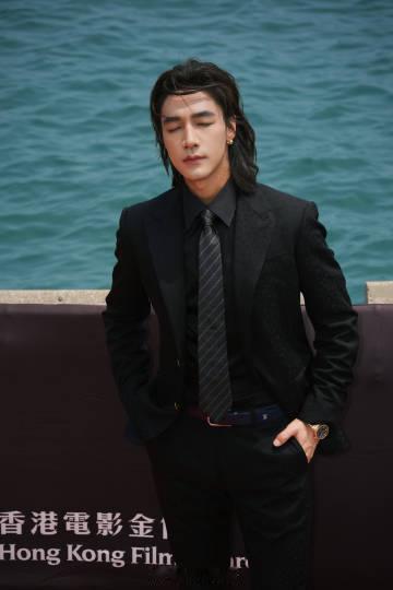 此沙的黑色西装海边大片，把港风复古感拿捏得死死的！海风吹起发丝的瞬间，他微微抬眼