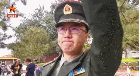 这名军人高举牺牲战友的照片，一起走过天安门，一起看祖国现在有多强大！泪奔！[泪]