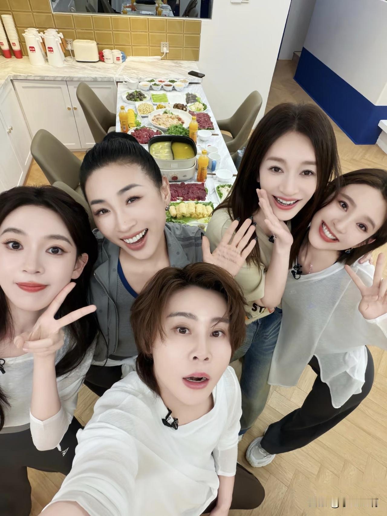 看了这火锅才知道李小冉50➕被羡慕的原因。现在有多少人在期待周五周六浪姐的直播，