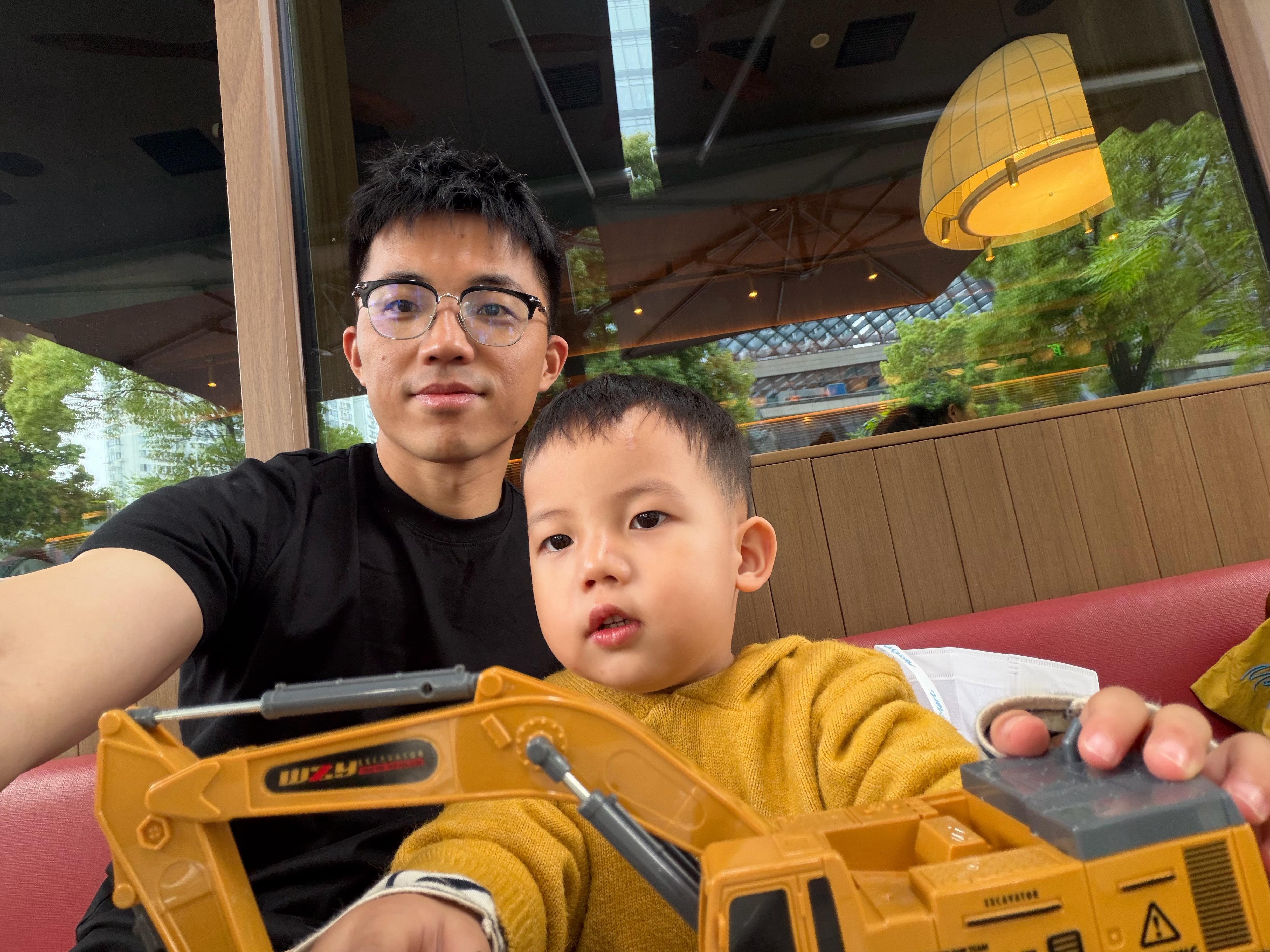 阿琛到上海了明天带他一起拍视频最小车评人要诞生了 