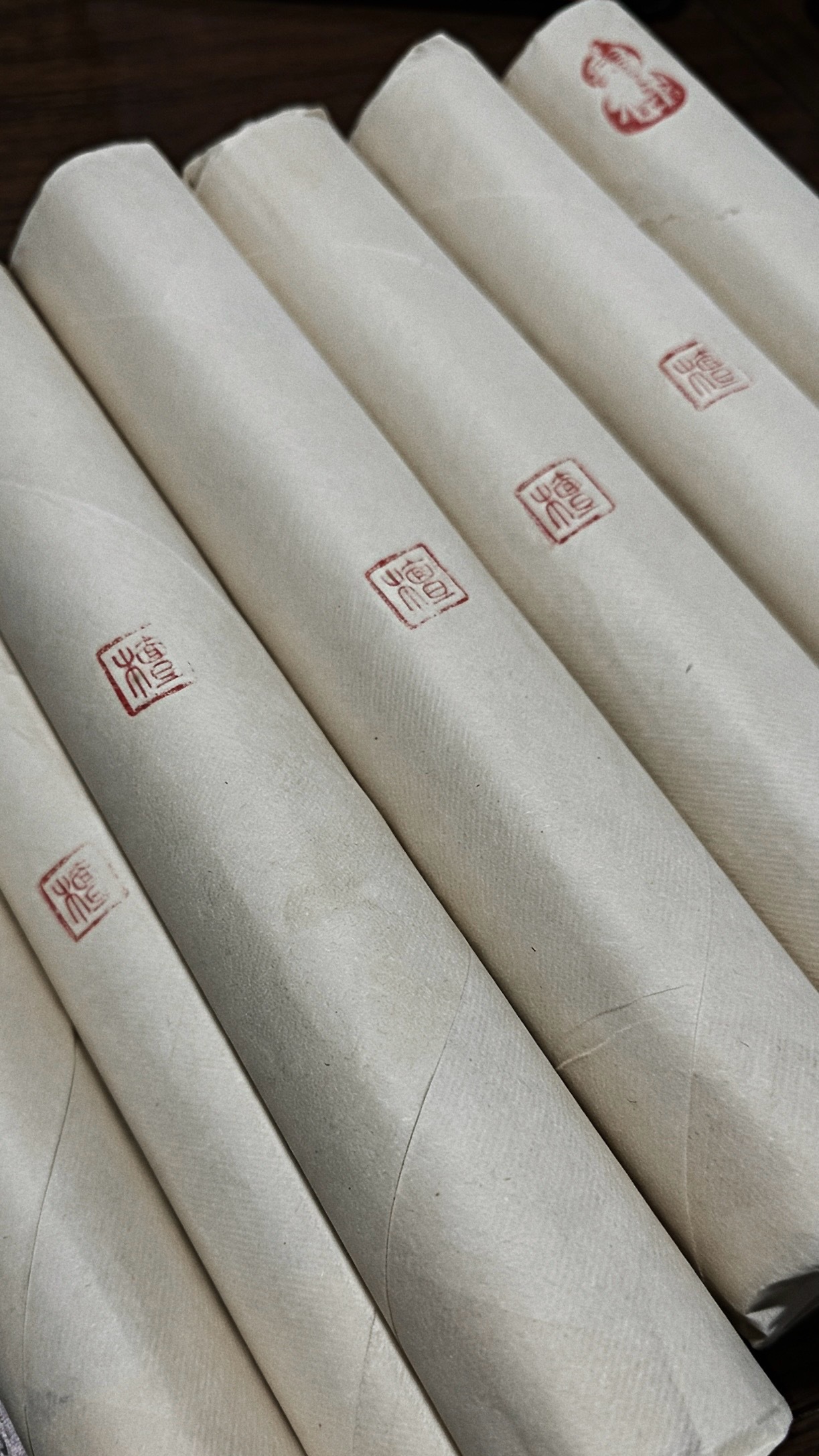 最近朋友问我：「最近最常闻哪款香？」想了想，还是老山檀。它不是那种第一下就很浓烈