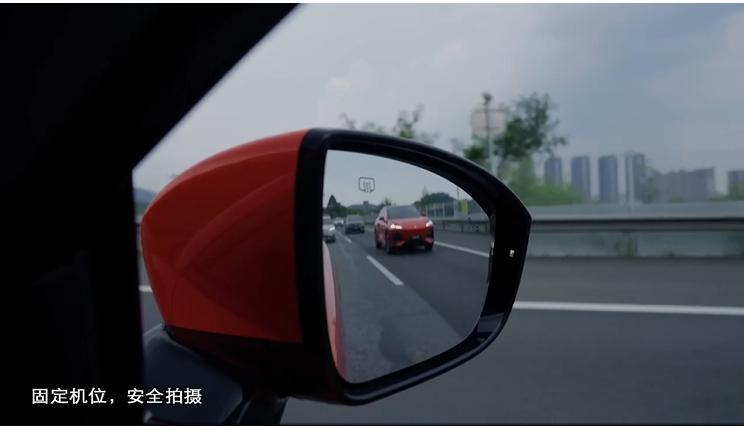 再次进入高速，深蓝 S07的智驾表现依旧很出色，汇入主道的时候碰到大货车在旁边，