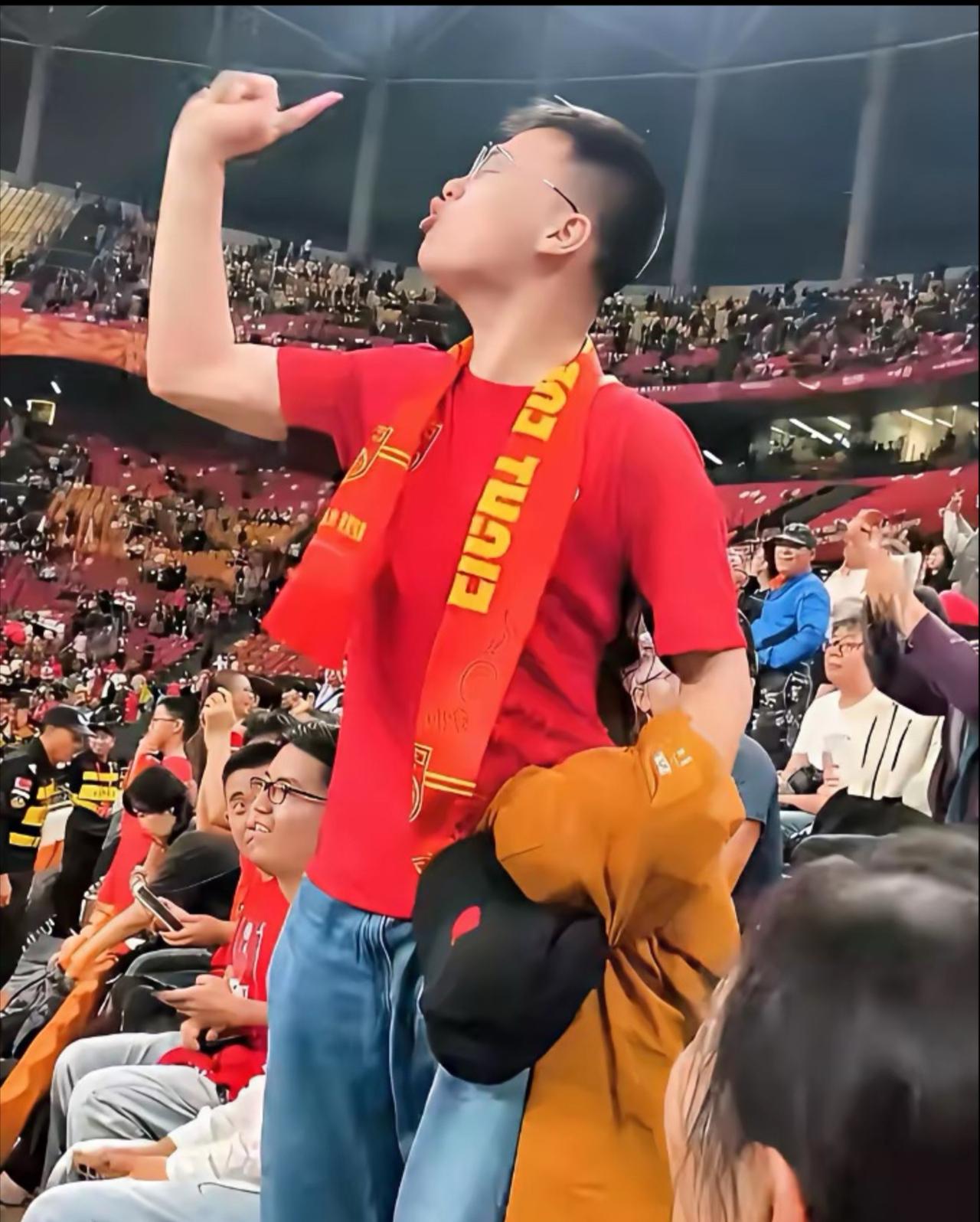 “滚出国家队！
中国足球，永远不让他们进！