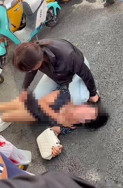 女子当街被殴打扒裤警方已介入事发视频在网络流传，二次传播会持续伤害受害者，造成难