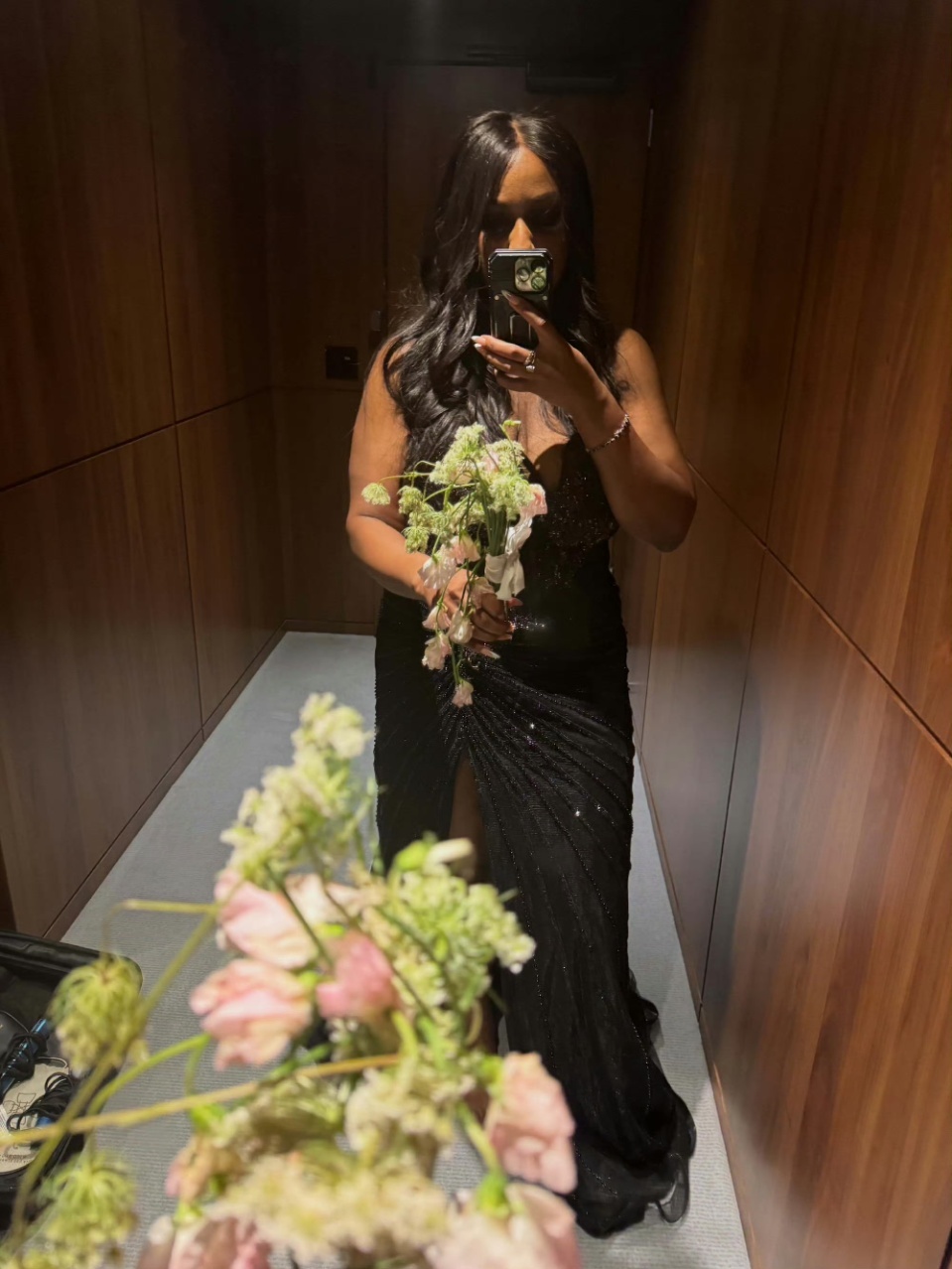 娱乐Ashley获霉霉捧花这个花看起来也是饱经风霜了 