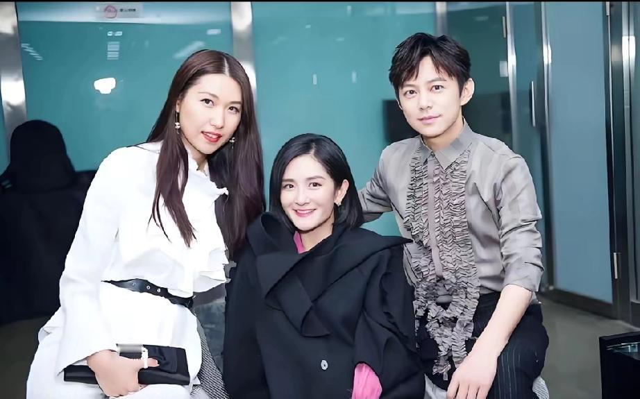 何炅谢娜同框引热议！白衣长发美女惊艳出镜，气质完胜谢娜
 
   何炅谢娜同框照