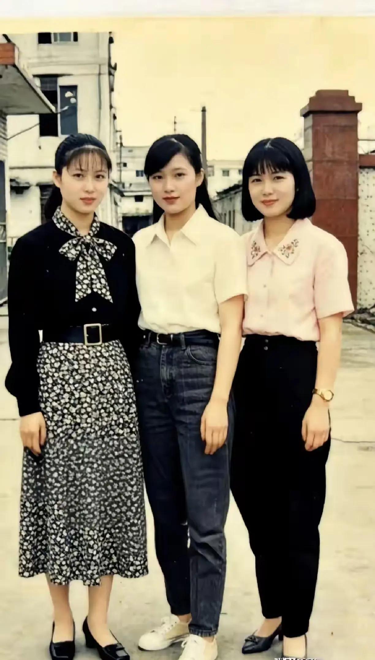 生在那年代，
姐妹靓丽在。
美颜不加持，
纯朴更可爱。