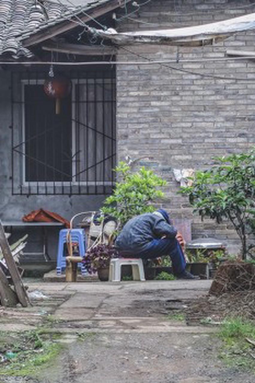 人累了，家是温暖港湾，可心累了，能去哪呢？
就像外卖骑手奔波在城市，身体累了，望