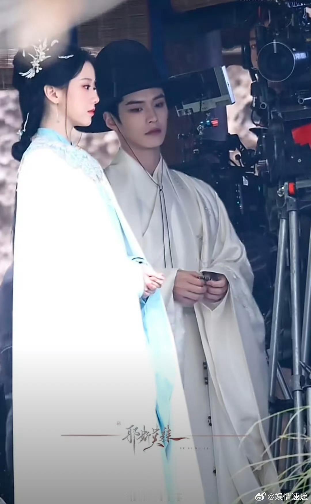 何与包上恩首个同框路透明白了 