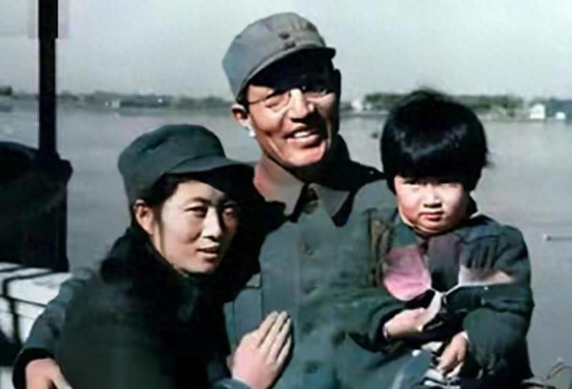 115师曾发生两起涉及高层军官的桃色事件，一人不幸遇害身亡，另一人却转身成为汉奸