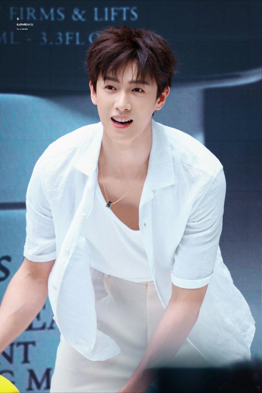 李昀锐分享驭马术 李昀锐分享驭马秘诀太专业！从了解马的习惯到建立信任，连马脖子痒