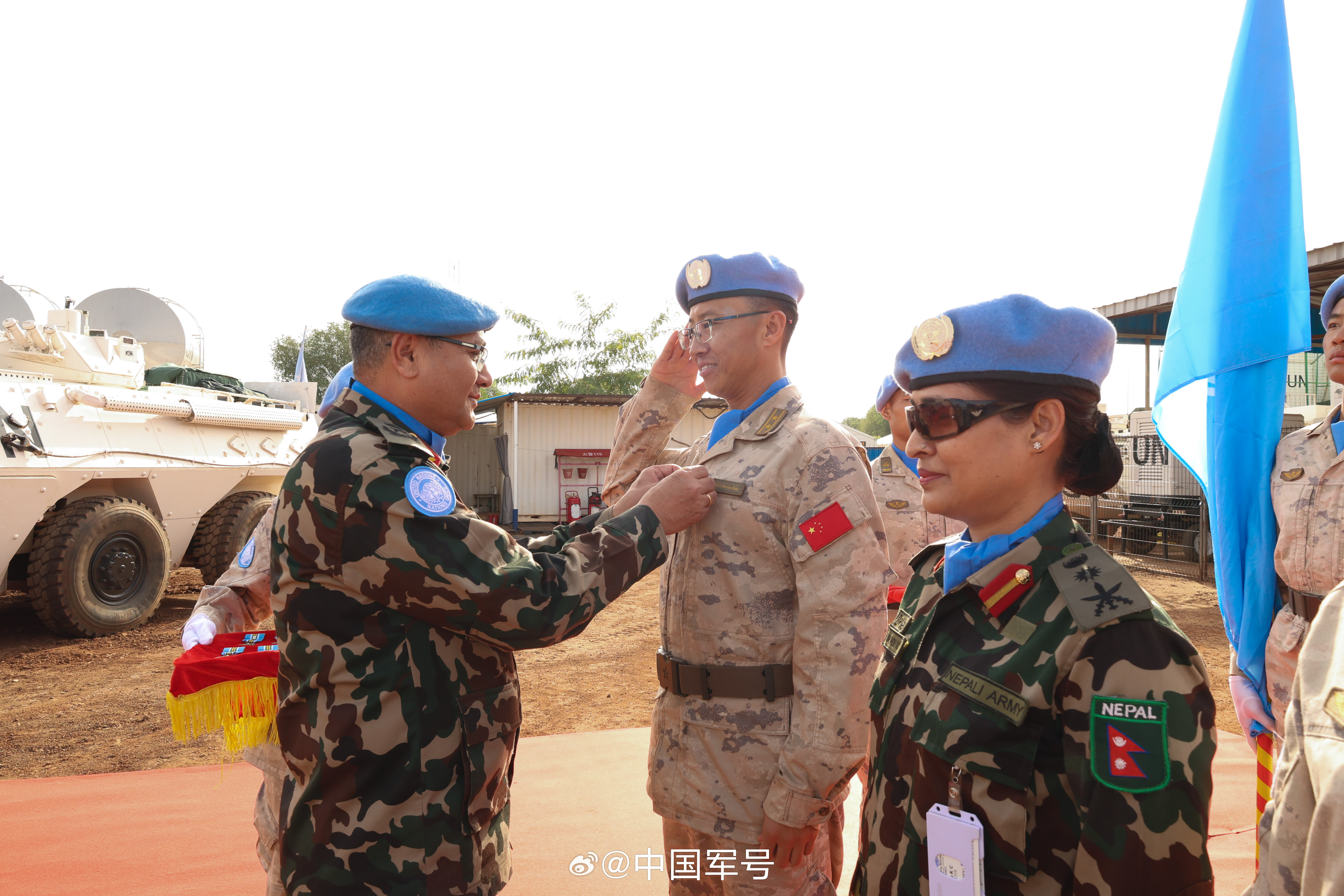 【我赴阿卜耶伊维和快反分队被授予联合国“和平荣誉勋章”】当地时间3月25日，联合