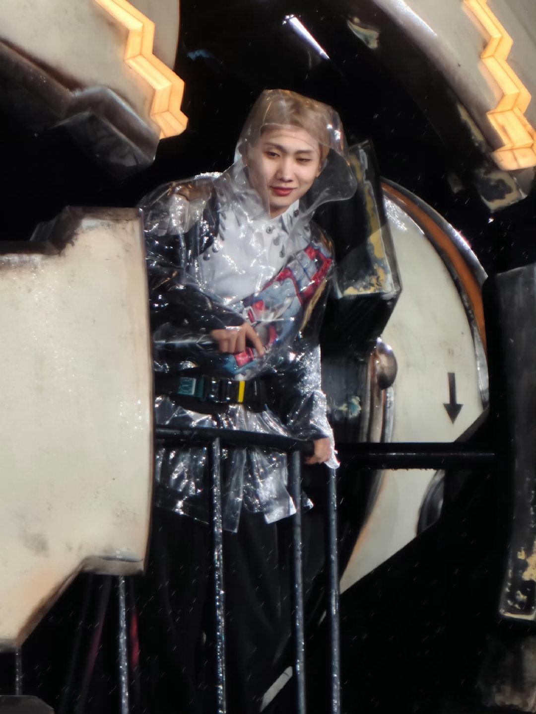汪苏泷这太超过了跪着脱衣服汪苏泷跪着脱衣服谁能不被这个舞台镜头惊艳到，汪苏泷单膝