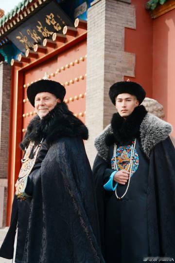 米卡和爸爸一起穿古装 米卡带爸爸拍古风写真真的是挺有惊喜的呀，和爸爸一起穿古装也