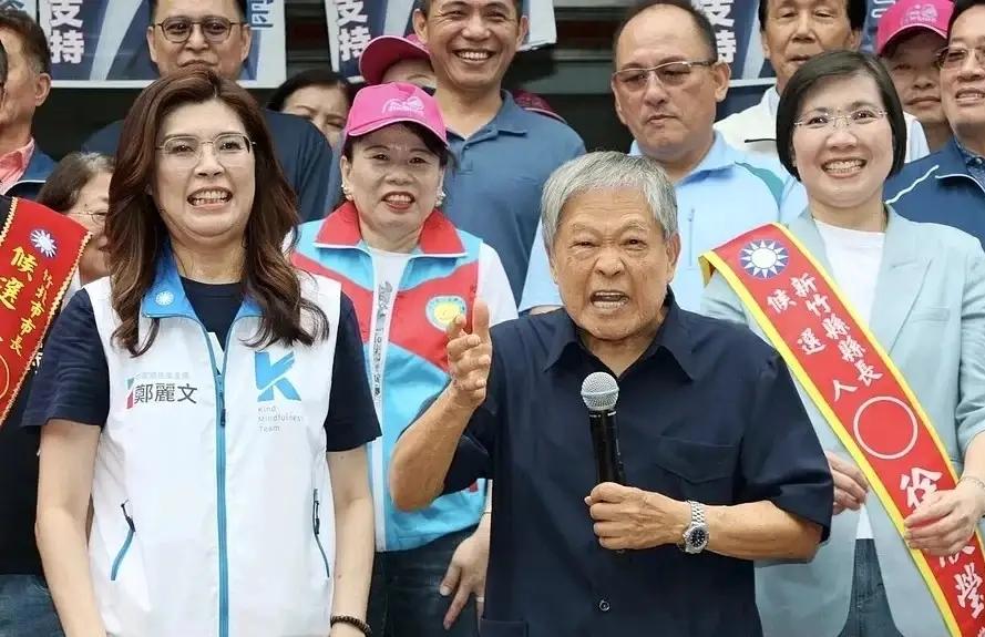 郑丽文当场被怒批，场面十万分尴尬！

今天国民党主席郑丽文陪同徐欣莹登记参选新竹