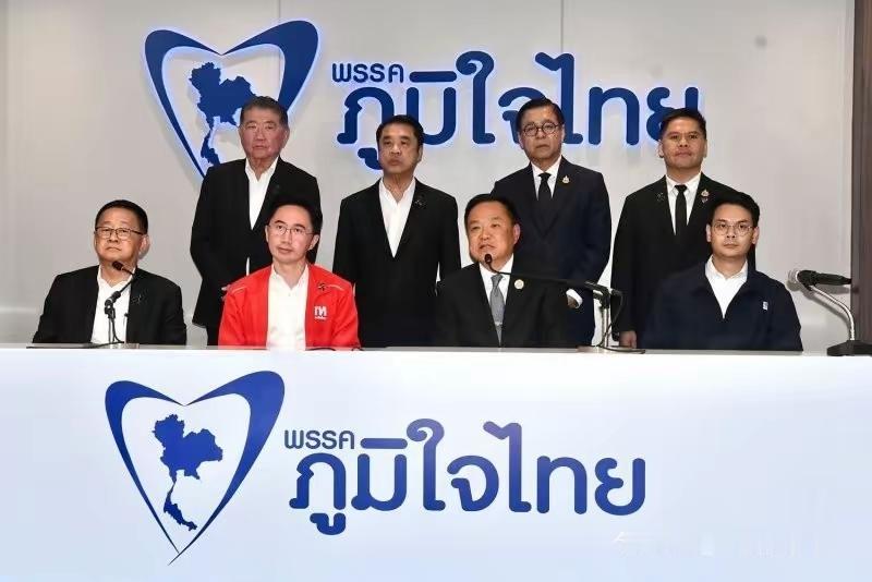 为泰党正式宣布加入联合政府、全力支持阿努廷担任总理，这件事是真实可靠的。在泰国大