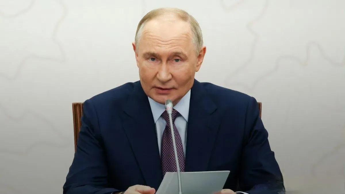 跨年夜本是阖家团圆的日子，赫尔松霍利黑海沿岸的咖啡馆和酒店里，平民们正等着敲钟迎