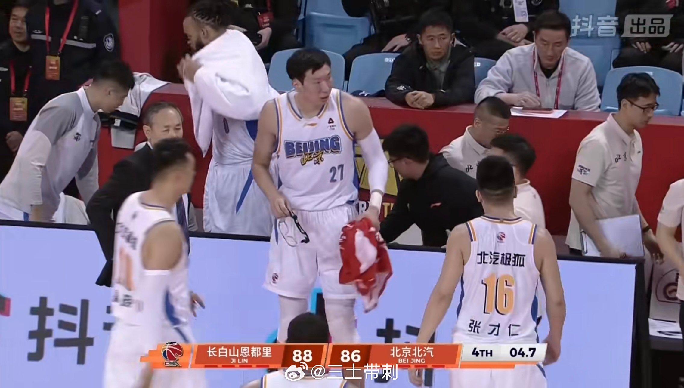 吉林男篮vs北京男篮 最后这个球的布置显然不是周琦投三分，一会听听赛后发布会怎么