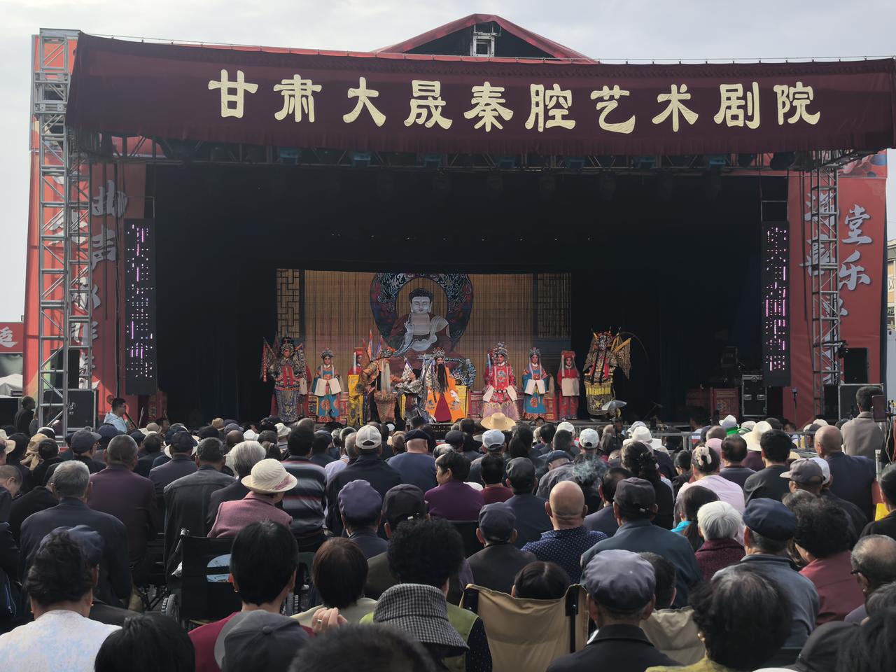 麦积桥南建材市场唱大戏，听说是通渭的班子。今天下午的金沙滩，讲的是宋朝和辽金的故
