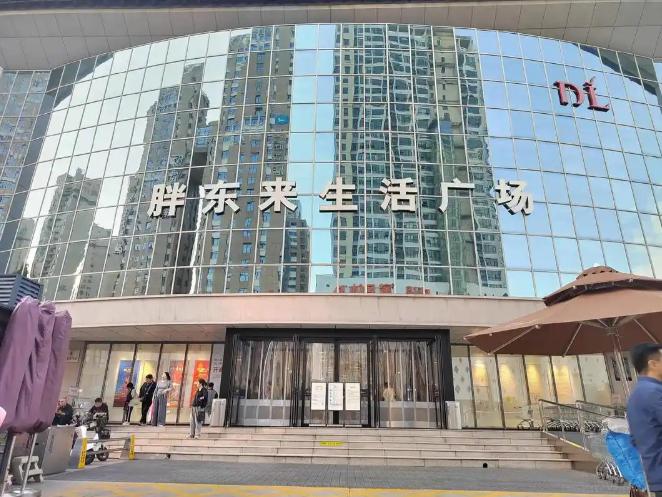 以为胖东来房东贪得无厌？别被带节奏了！算笔账：2.3万平一年2400万，每平每天