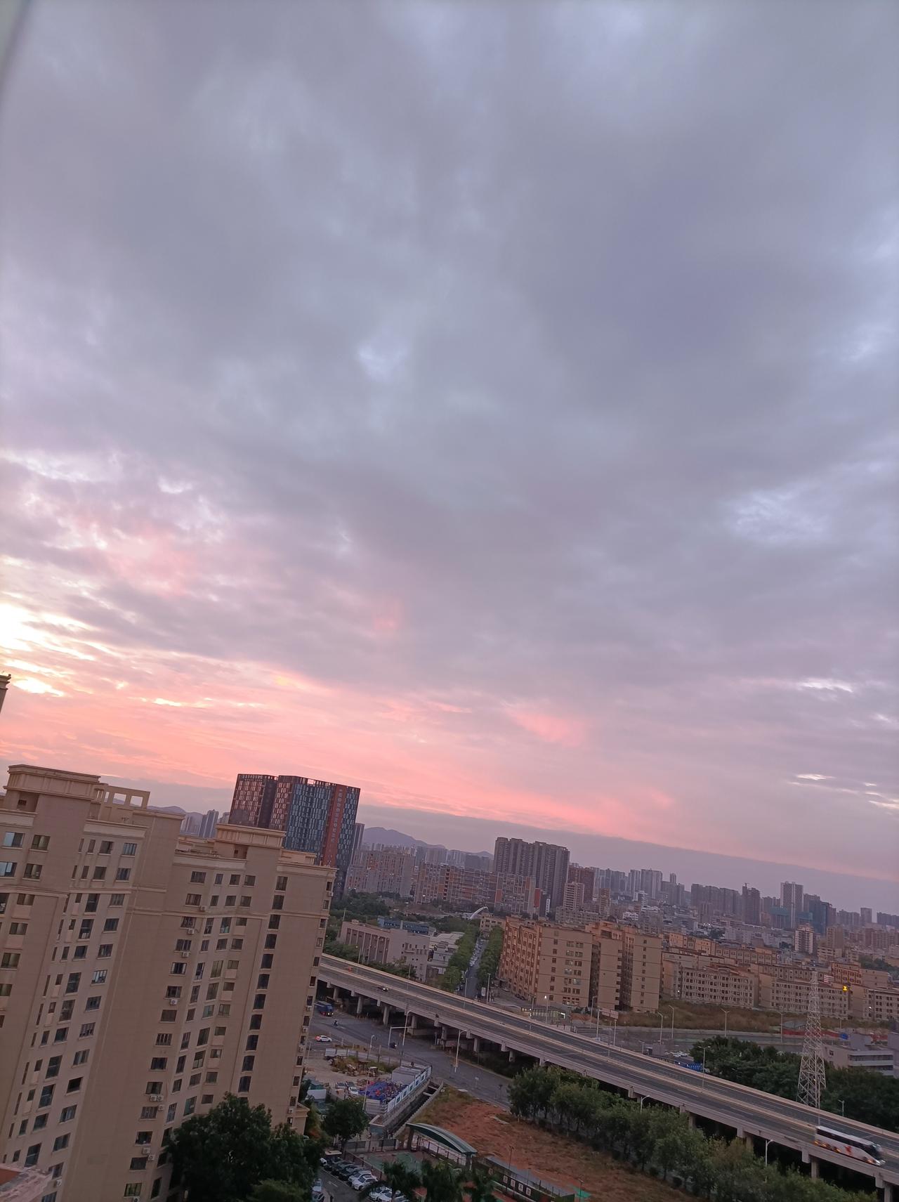 相册里最满意的照片今天一早在阳台上拍到的天上朝霞，太美了！