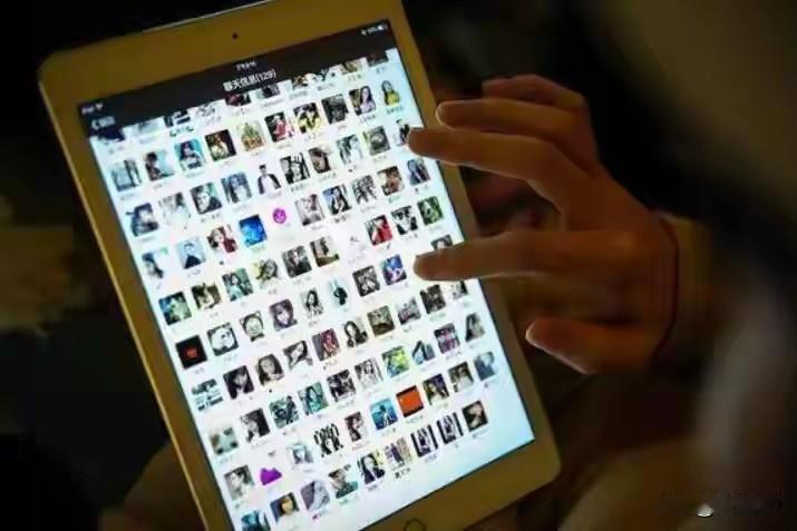 法官同学被查处，应该把她移出同学群吗？

高中同学大志上午来电话，弄得我有点晕。