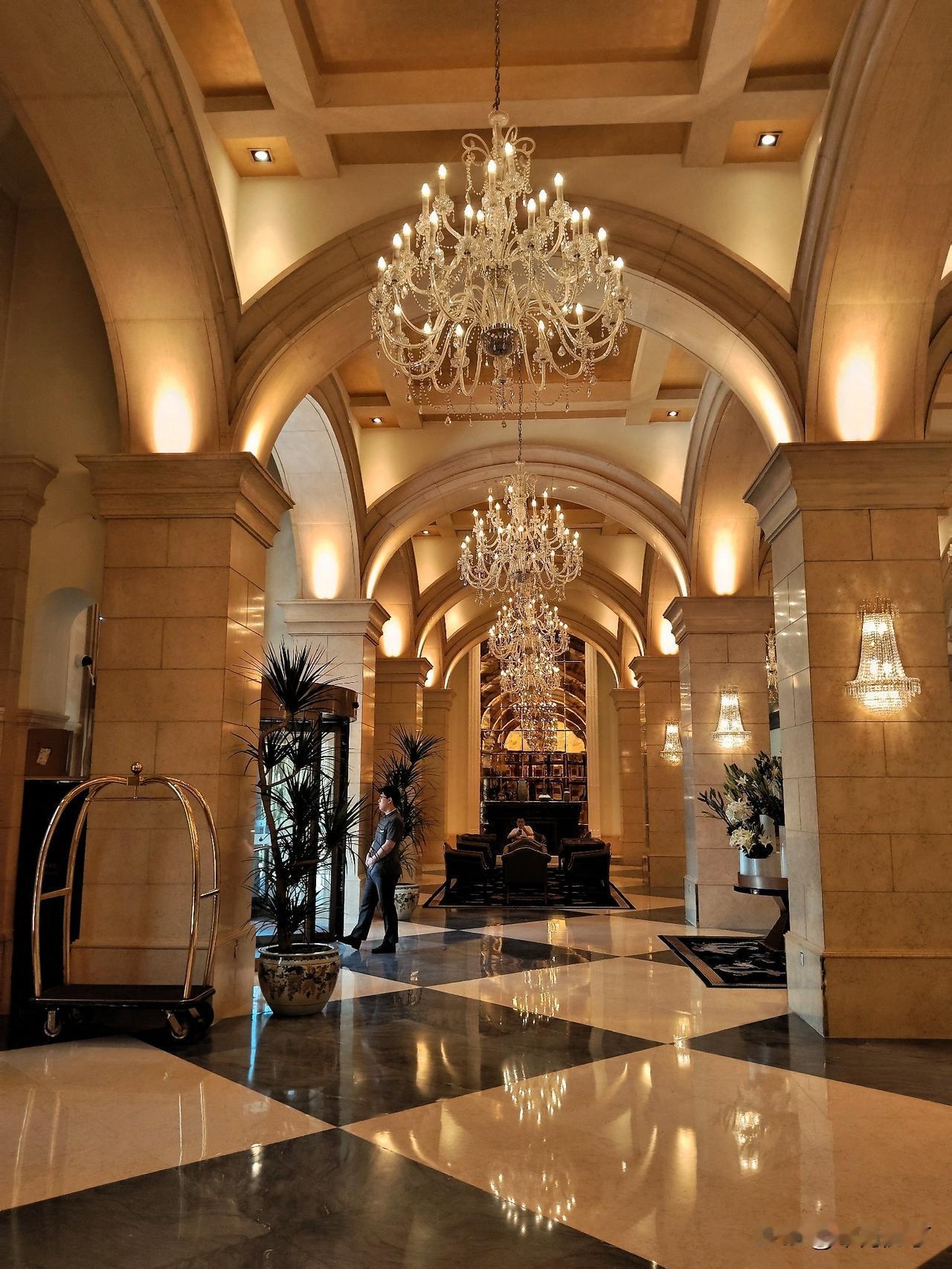 池边听鸟语；求下联
月下思故人。
