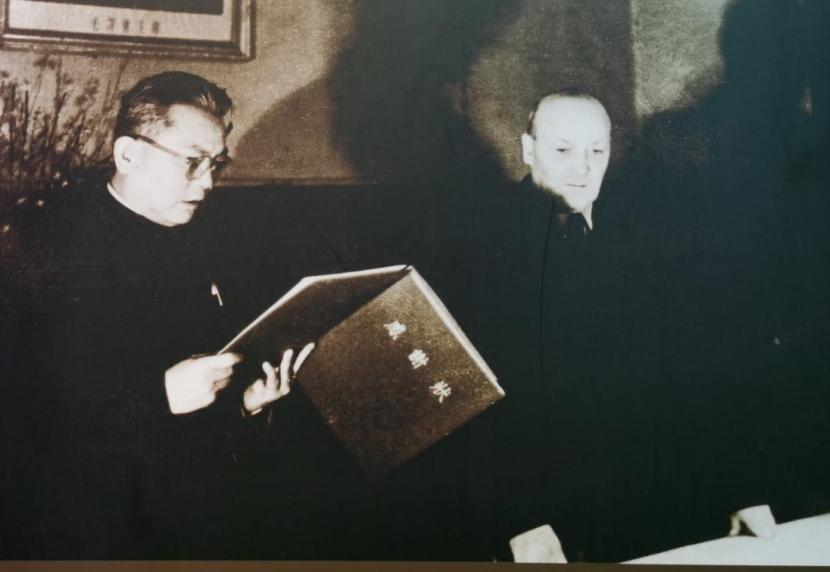 1958年，国务院副总理兼财政部长李先念，向在中国财政部工作的苏联援华专家奥保连