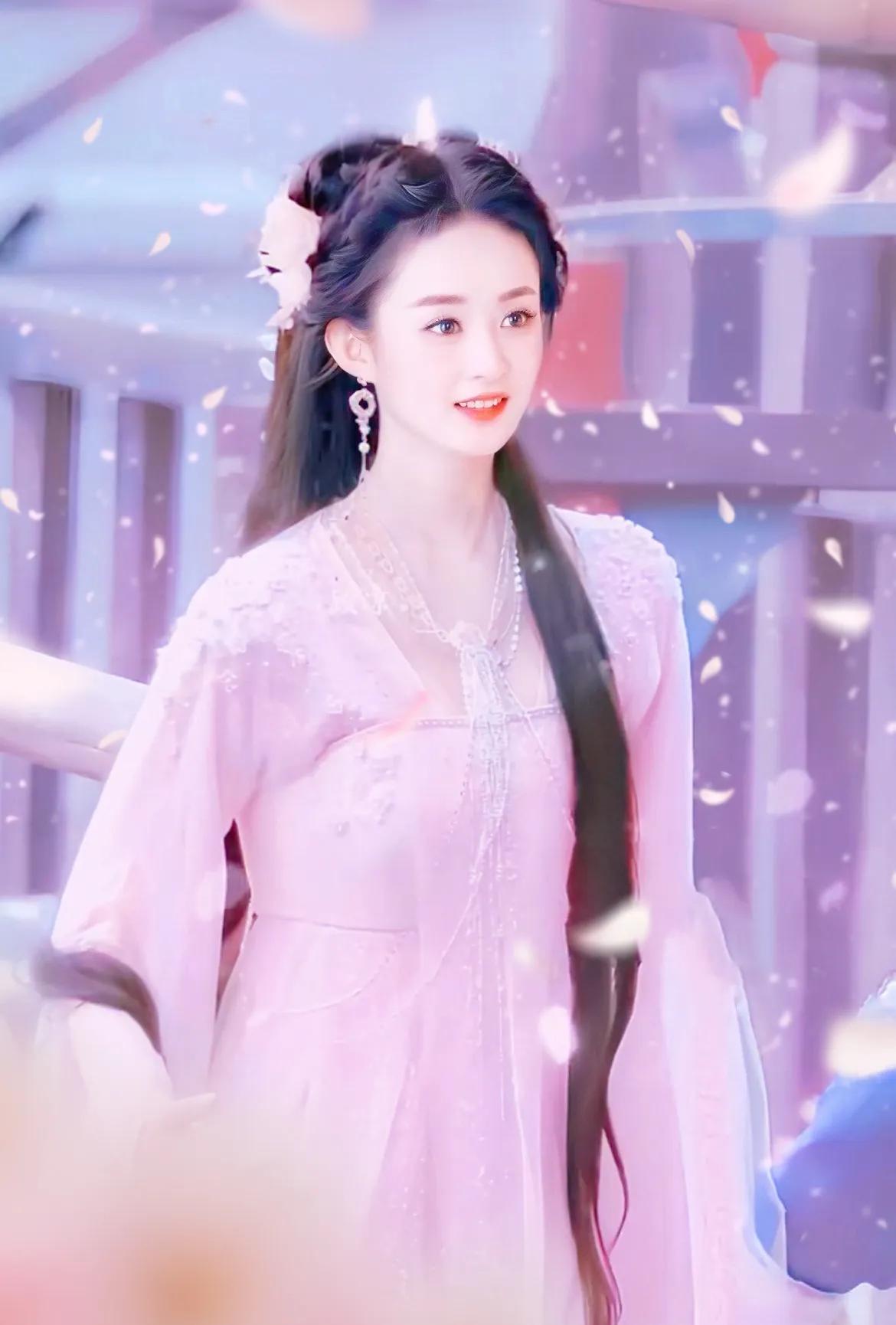 倾国倾城，非花非雾，春风十里独步。胜如西子妖绕，更比太真澹泞。铅华不御。漫道有、