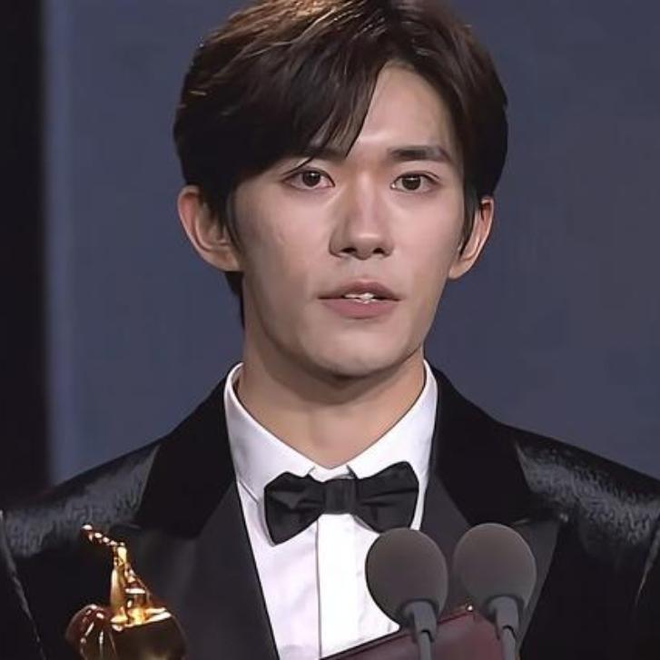 易烊千玺拿下金鸡奖最年轻影帝的背后，是从流量偶像到实力派演员的蜕变轨迹。
少年时