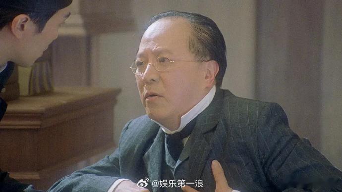 演员钟景辉去世李力持悼念钟景辉 6月3日，香港演员、导演、戏剧大师钟景辉在睡梦中
