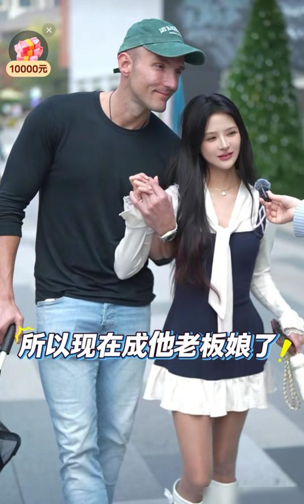 街头采访一对跨国情侣，女生25岁宁波本地人，男生32岁来自挪威。女生说婴儿车里的