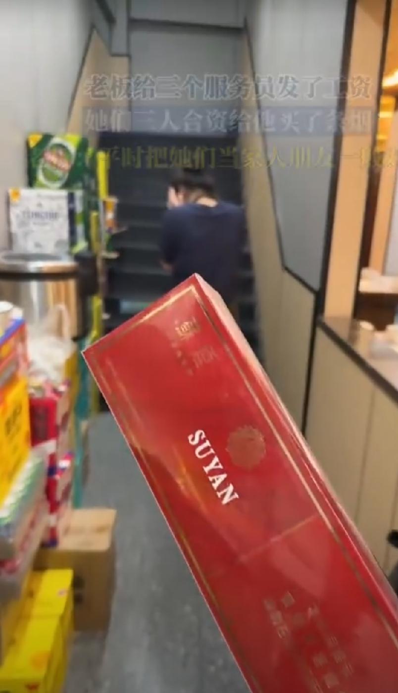 6月16日，江苏徐州。一餐馆老板今天发工资，没想到店里三个女服务员，合资给老板买