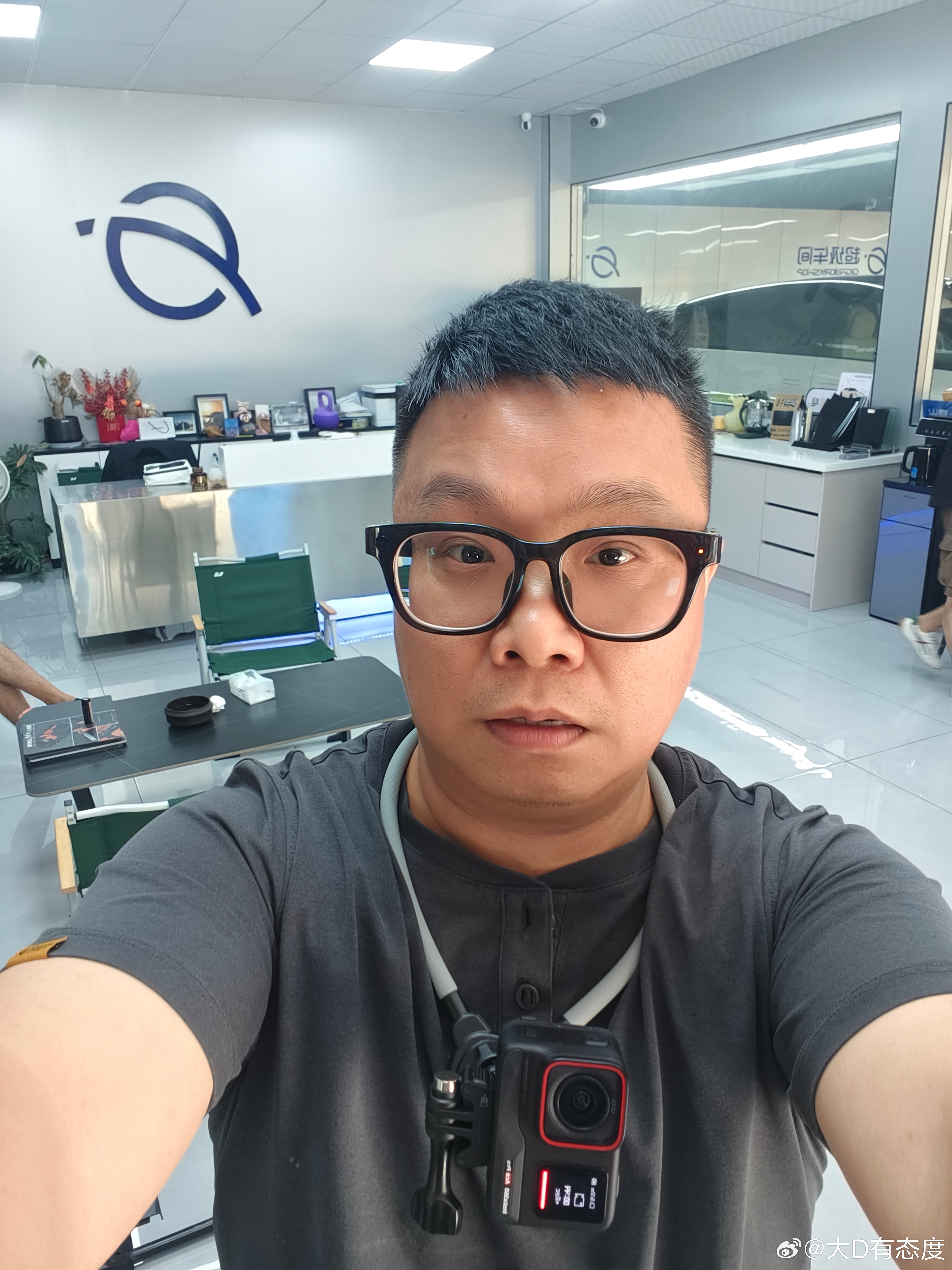 头上长两个摄像头的男人，对比一下第一人称还是运动相机效果好多了，小米AI眼镜胜在