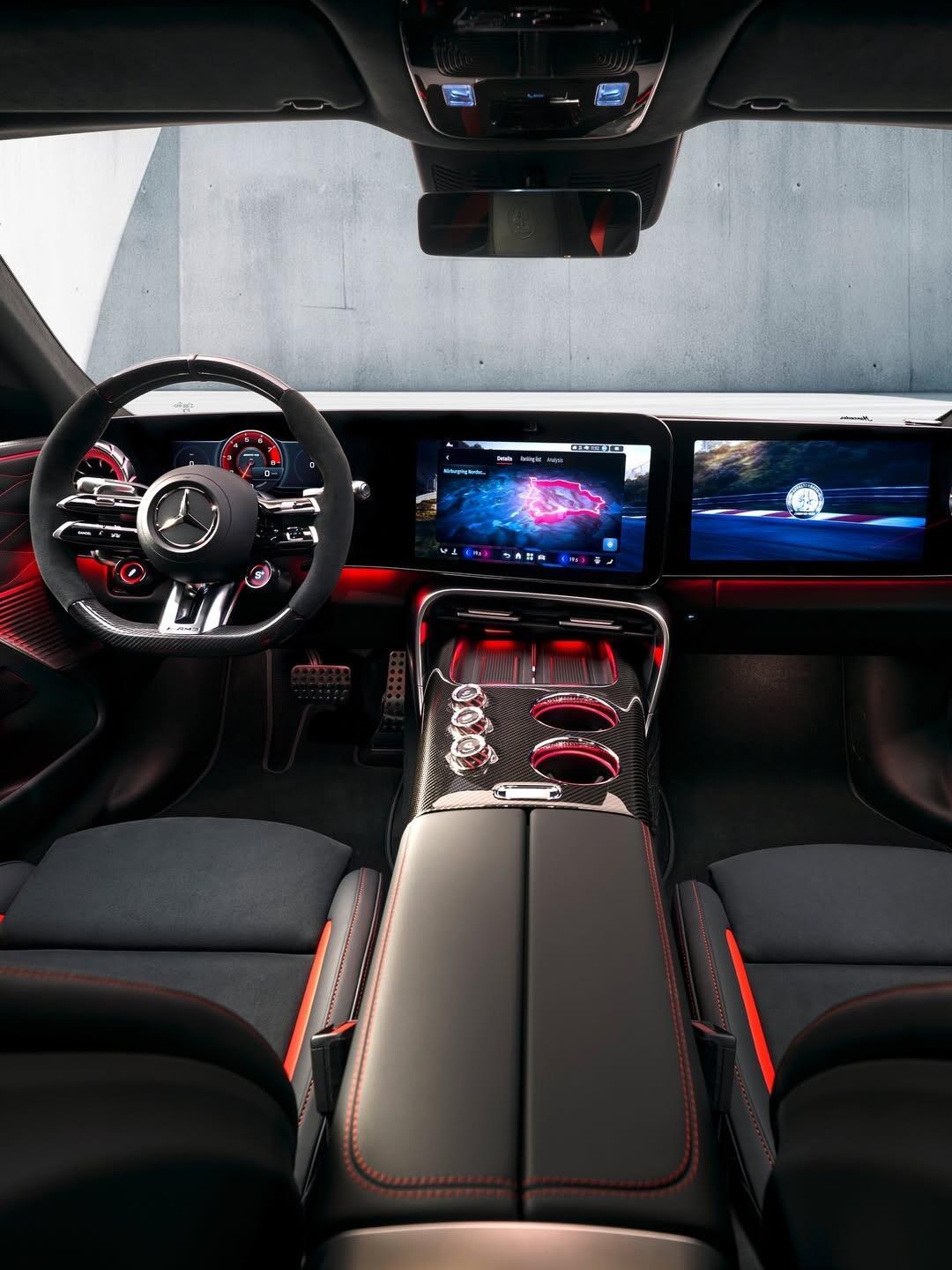 2027款全新一代AMG GT的内饰整体还是很奔驰的设计但中央大屏后边的这个折叠