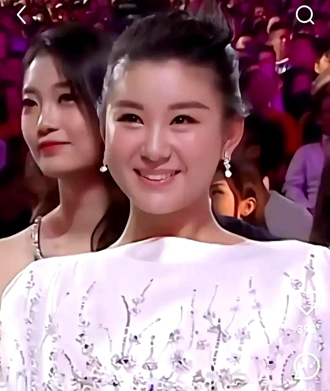 李小萌“嫁入豪门”了？门口停着劳斯莱斯！

这消息传到她耳朵里时，人正在排练厅。