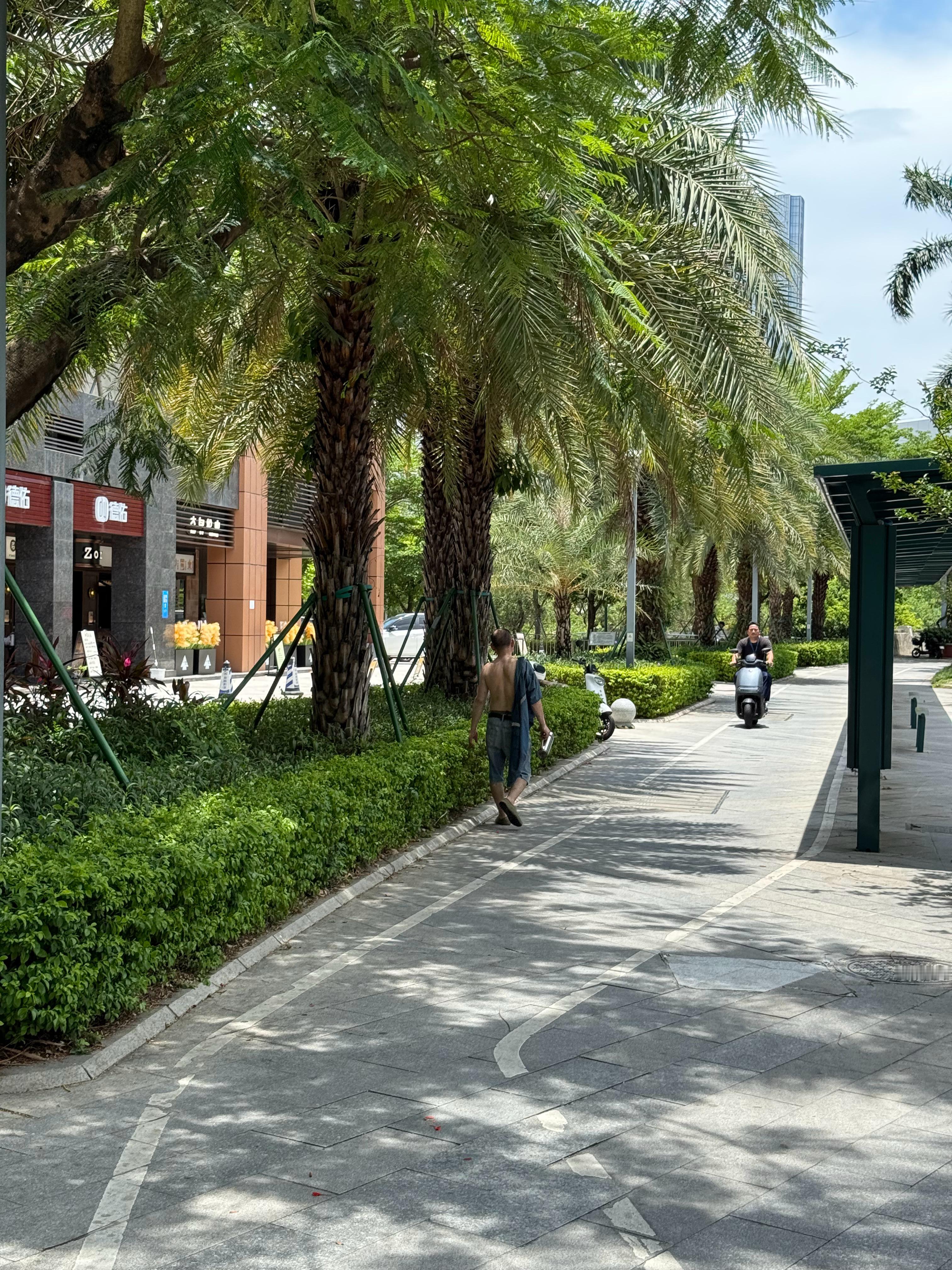 深圳真热啊。这大哥都光膀子了[允悲] ​​​