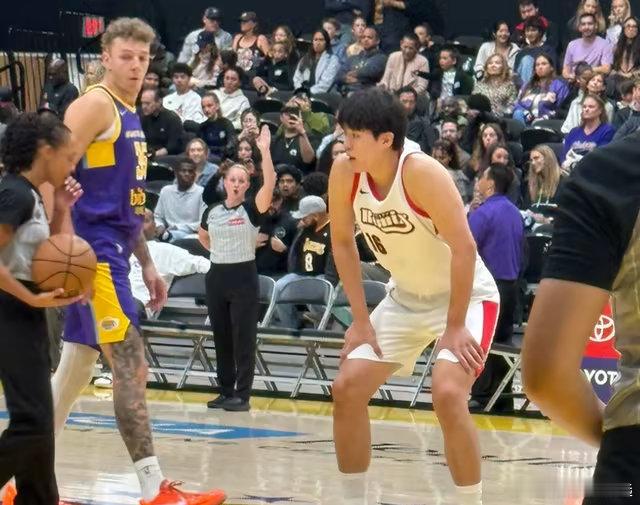 今天发展联盟开拓者对阵湖人，杨瀚森首发出场。第二节杨瀚森暴走，单节砍下9分，外加