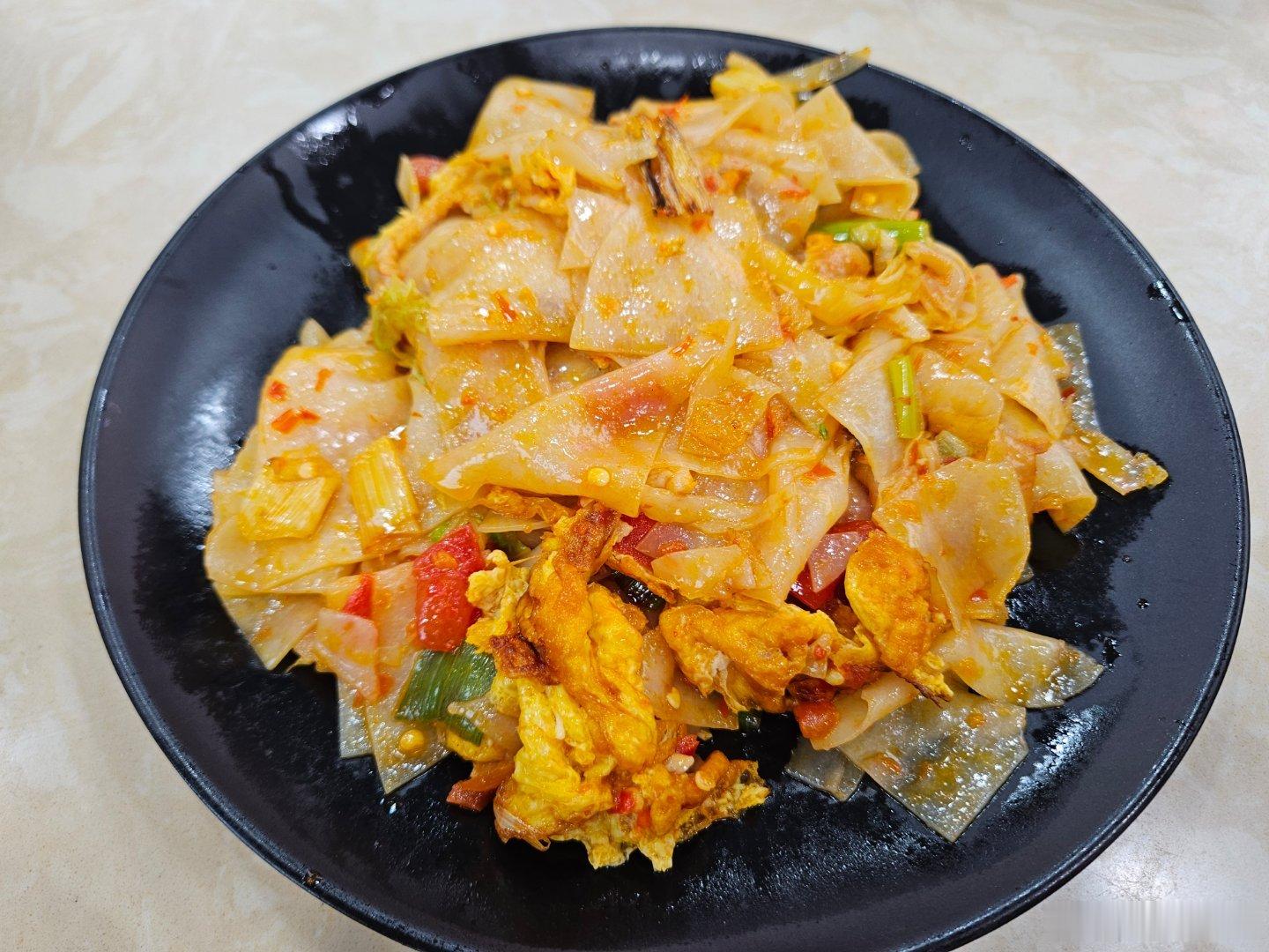 在昆明路边吃腾冲大救驾和稀豆粉饵丝，几乎每次来都会吃！ 