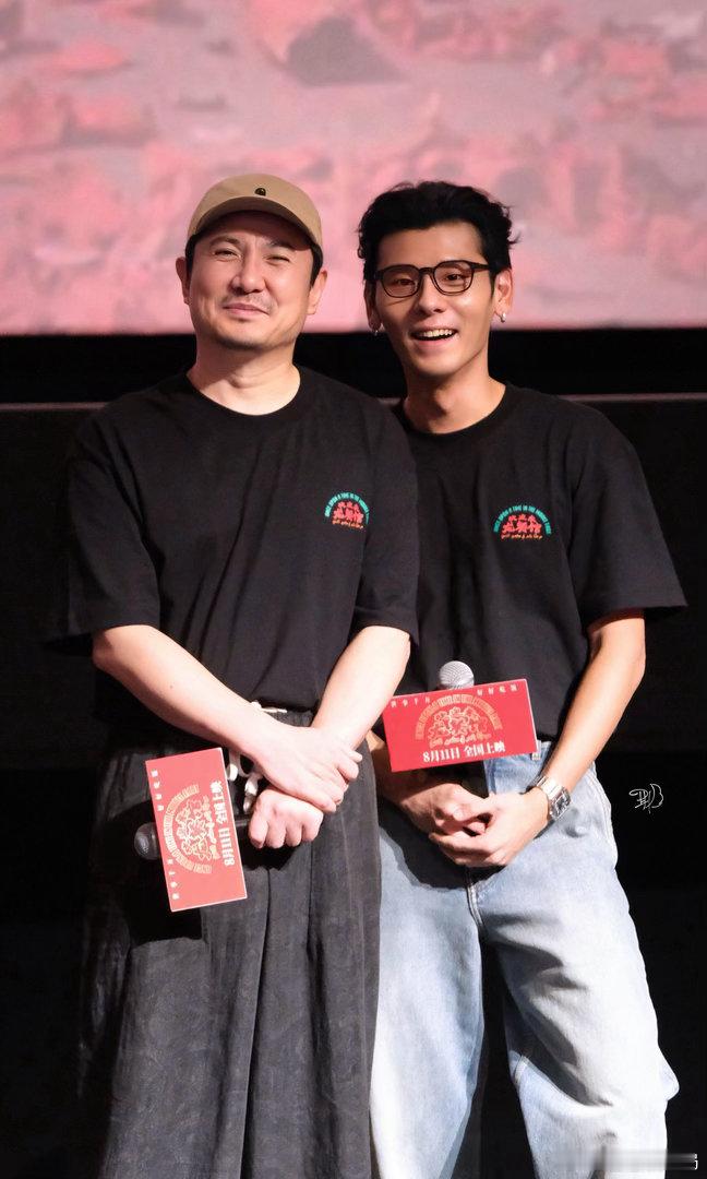 真怕蒋奇明在沈腾身边笑岔气了 龙餐馆路演现场沈腾张嘴就是梗蒋奇明根本扛不住。电影