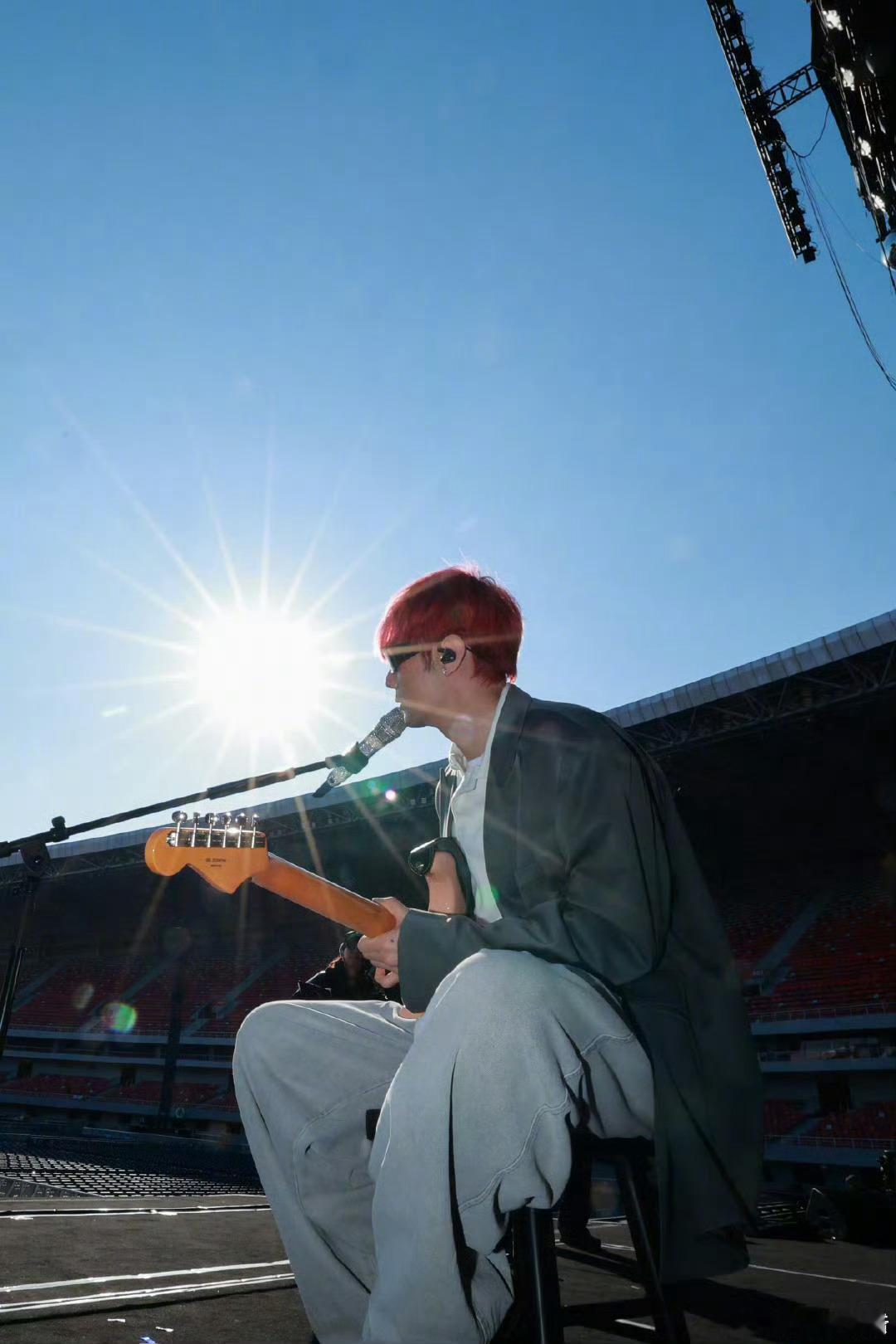 李荣浩40岁状态 谁看了不说一句绝！李荣浩40岁近照状态超能打，颜值身材都在线，